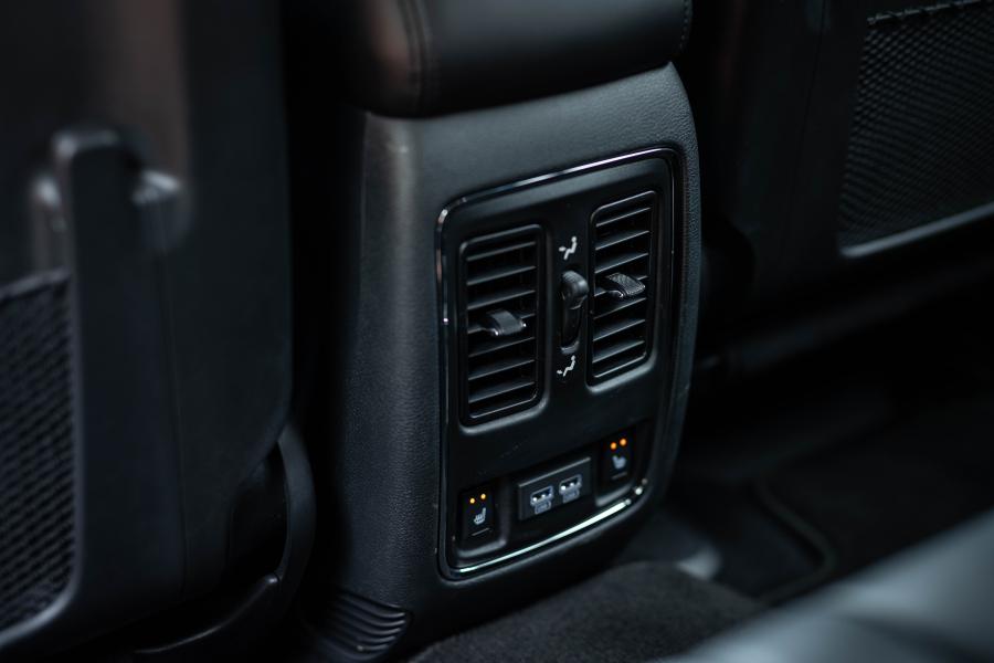 Детали интерьера Jeep Grand Cherokee Limited (WK2) 2017 года  (JP) (фото 11 из 18)